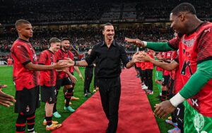 Zlatan Ibrahimovic guard of honour by AC Milan teammates 